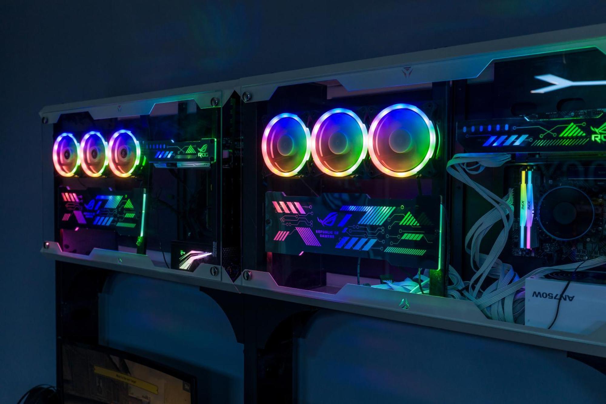 Arte Mont Kiara Aparthotel Kuala Lumpur Eksteriør bilde A cluster of computers with RGB lighting