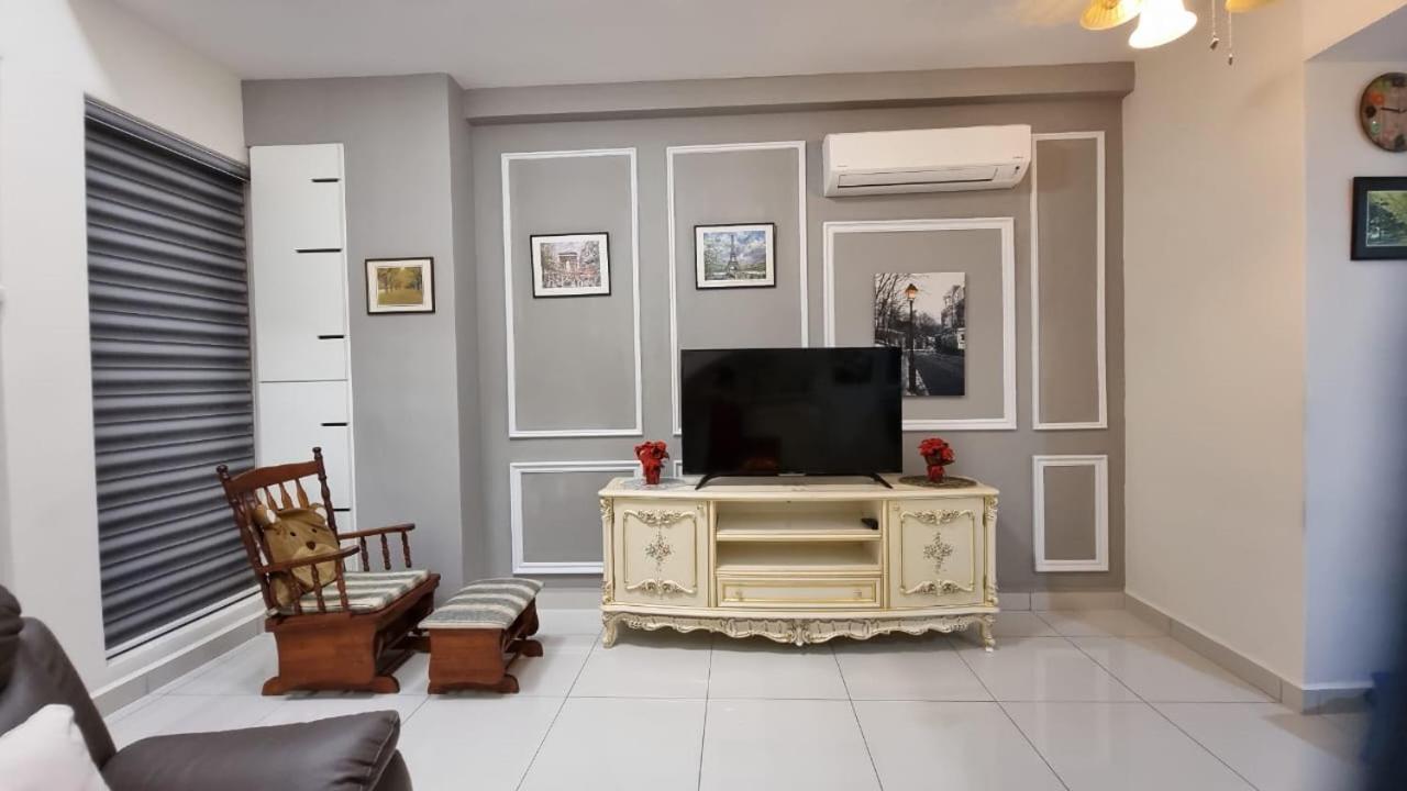 Arte Mont Kiara Aparthotel Kuala Lumpur Eksteriør bilde A living room with a television set